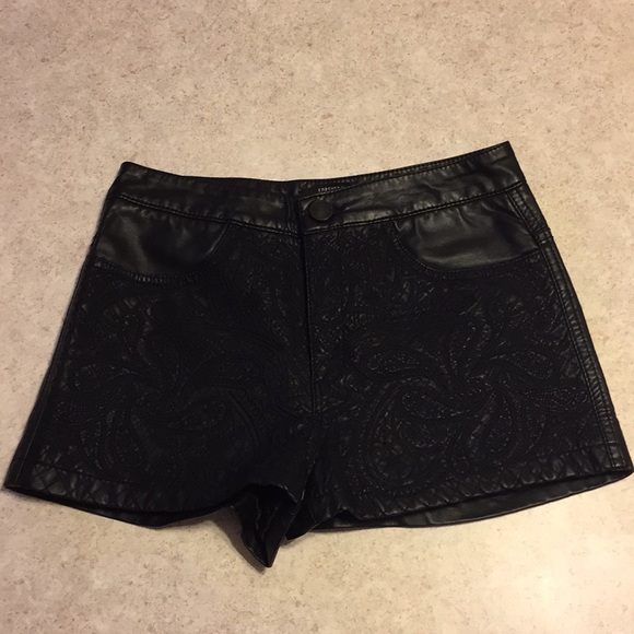 FOREVER 21 BLACK QUILTED FAUX LEATHER BLACK SHORTS - Picture 2 of 7